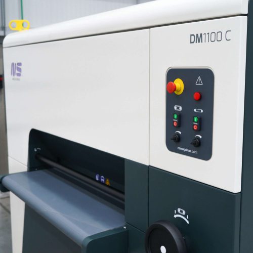 Frontplatte & Transportband der Entgratmaschine DM 1100 C