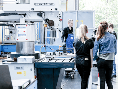 WEYRAUCH Schnellradialbohrmaschine im Einsatz beim Kunden.